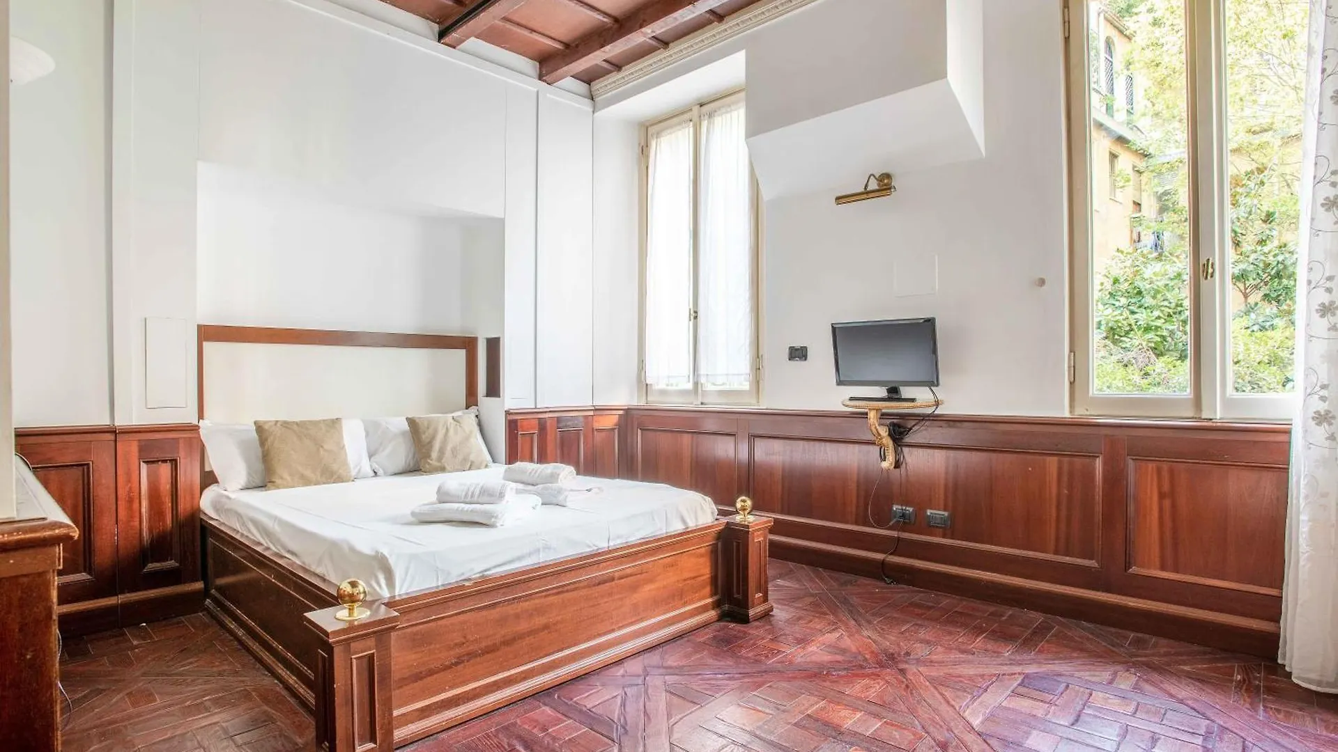 Exclusive 4 Bedrooms Apartment Near Duomo Milaan