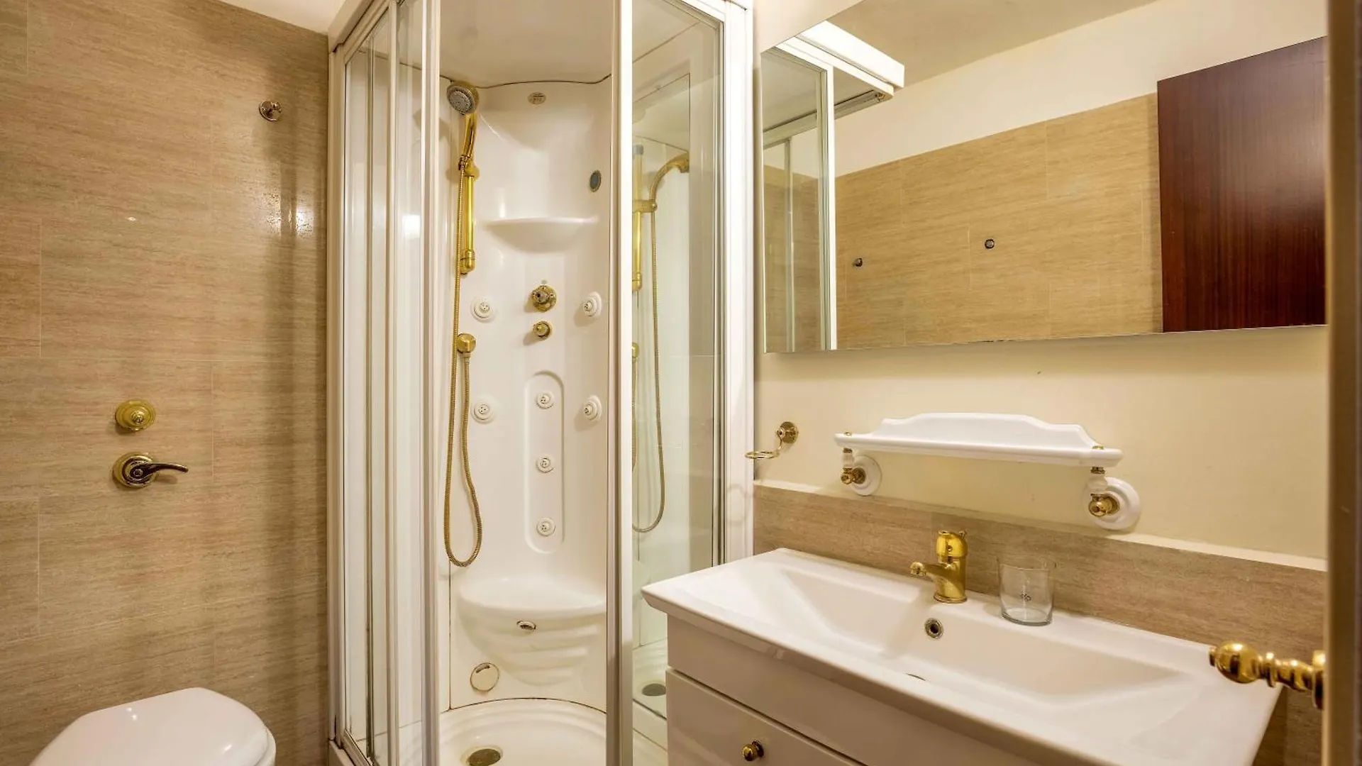 Exclusive 4 Bedrooms Apartment Near Duomo Milaan