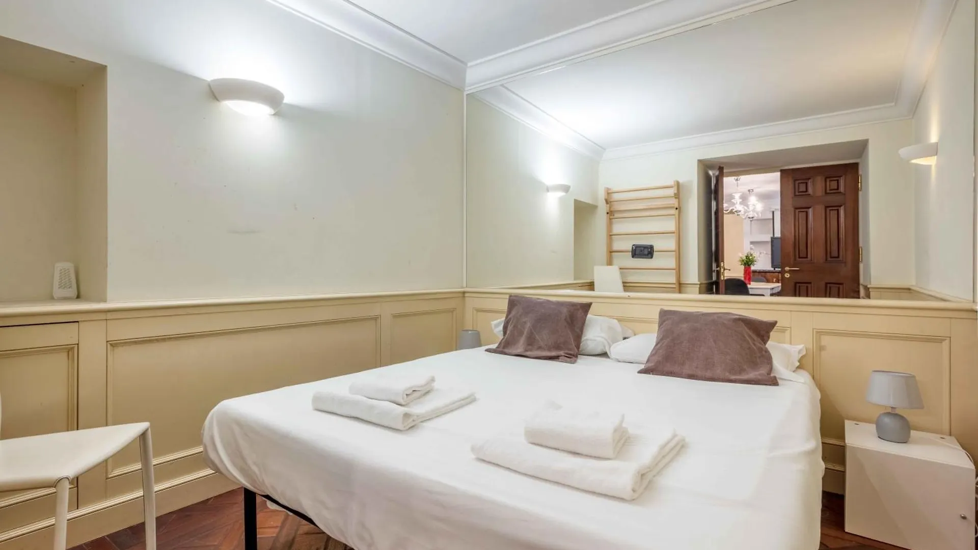 Exclusive 4 Bedrooms Apartment Near Duomo Milaan