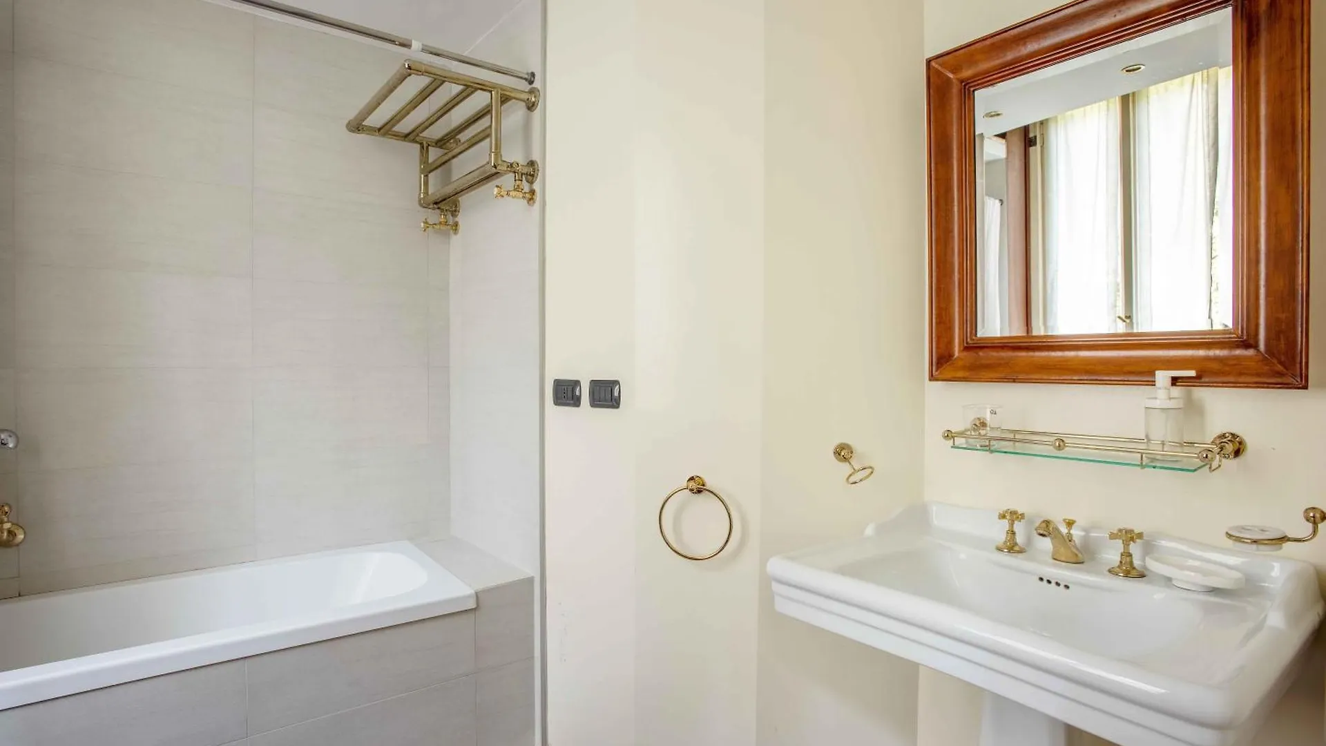Exclusive 4 Bedrooms Apartment Near Duomo Milaan 0*,  Italië